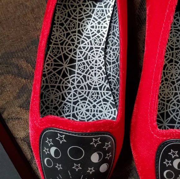 Red Velvet Ouija Planchettes Flat Shoes - Picture 4 of 7